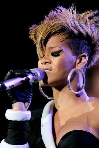 Rihanna extravagantní účes ve stylu Irokéz